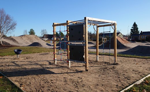 Lekpark för större barn i Nystadsparken.